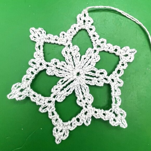 Lot of 5 VTG Handmade Crochet Snowflake Ornaments 1980s Metallic Holiday Décor - Picture 5 of 7